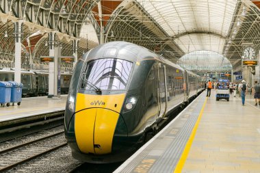 Londra, İngiltere, İngiltere - 4 Temmuz 2025: Sınıf 800 yüksek hızlı tren Londra Paddington tren istasyonunda bir platformun yanında. Tren Great Western Railway GWR tarafından işletiliyor..