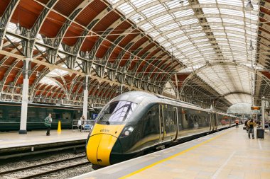 Londra, İngiltere, İngiltere - 4 Temmuz 2025: Sınıf 800 yüksek hızlı tren Londra Paddington tren istasyonunda bir platformun yanında. Tren Great Western Railway GWR tarafından işletiliyor..