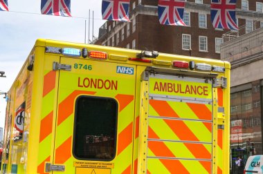 Londra, İngiltere, İngiltere - 4 Temmuz 2025: Londra Ambulans Servisi 'nin Londra şehir merkezindeki Oxford Caddesi' nde acil bir çağrı üzerine mavi ışık yakan ambulansı