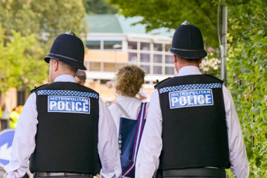 Wimbledon, Londra, İngiltere, İngiltere - 4 Temmuz 2025: Şampiyonluk karşılaşması sırasında İngiltere Çim Lensi Kulübü 'nün dışındaki yollarda devriye gezen Metropolitan Polisi' nin iki polis memurunun görüntüsü.