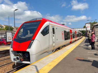 Treforest, Pontypridd, Galler, İngiltere - 18 Haziran 2025: Sınıf 756 banliyö treni Treforest Tren İstasyonu 'na geliyor. Lokomotif Galler için Stadler Demiryolu tarafından üretildi..