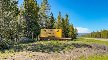 Batı Yellowstone, Montana, ABD - 29 Mayıs 2025: Yellowstone Sirport girişi için yol işareti Batı Yellowstone kasabasının hemen dışında..