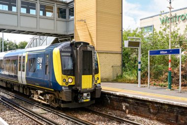 Alton, Hampshire, İngiltere - 20 Temmuz 2025: Alton tren istasyonunda 450 sınıfı banliyö treninin ön görüntüsü. Tren Güney Batı demiryolu tarafından işletiliyor..