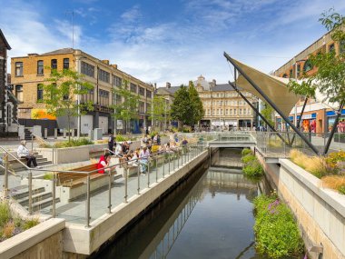 Cardiff, Wales, İngiltere - 16 Temmuz 2025: Cardiff şehir merkezindeki Kanal Quarter 'da dinlenen insanların manzaralı manzarası.