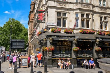 Londra, İngiltere, İngiltere - 4 Temmuz 2025: Westminster 'daki Red Lion barının dışındaki insanlar.