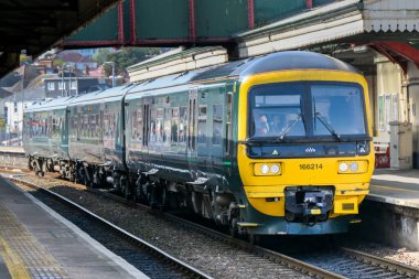 Paignton, Devon, İngiltere, İngiltere - 24 Nisan 2025: Sınıf 166 dizel banliyö treni Paignton Tren İstasyonu 'nda Great Western Railway GWR tarafından işletilmektedir.