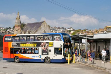 Paignton, Devon, İngiltere, İngiltere - 24 Nisan 2025: Paignton 'daki otobüs durağında çift katlı otobüs kullanıldı