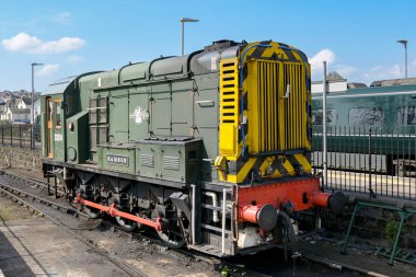 Paignton, Devon, İngiltere, İngiltere - 24 Nisan 2025: Dartmouth Buhar Demiryolu İstasyonu 'ndaki Paignton Tren İstasyonu' nda dizel şanzıman Samson