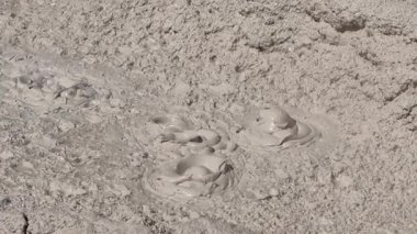 Yellowstone Ulusal Parkı 'ndaki Sanatçılar Paintpots Patikası' na çamur sıçratan çamurlu çamurlu çamurlu çamurlu çamurlu çamurlu bir havuz.. 