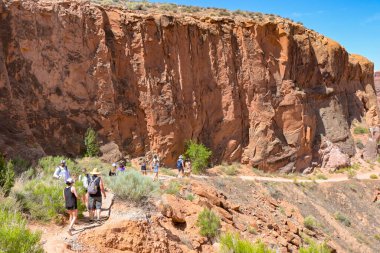 Moab, Utah, ABD - 25 Mayıs 2025: Moab yakınlarındaki kayalık arazide yürüyüş yapan bir grup insan
