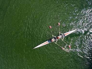 Marlow, Buckinghamshire, İngiltere - 21 Temmuz 2025: Marlow 'daki Thames Nehri' nde kürek çeken bir çift kürekçinin yukarıdan görünüşü