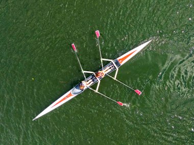 Marlow, Buckinghamshire, İngiltere - 21 Temmuz 2025: Marlow 'daki Thames Nehri' nde kürek çeken bir çift kürekçinin yukarıdan görünüşü