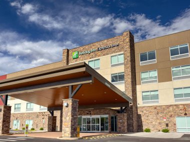 Canon City, Colorado, ABD - 21 Mayıs 2025: Canon City yakınlarındaki Hoiliday Inn Express otelinin ön görüntüsü