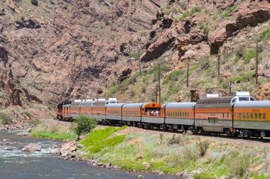 Canon City, Colorado, ABD - 22 Mayıs 2025: Arkansas Nehri 'nden geçerek vadiye giden Royal Gorge Demiryolu üzerindeki bir trenin manzarası.