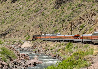Canon City, Colorado, ABD - 22 Mayıs 2025: Arkansas Nehri 'nden geçerek vadiye giden Royal Gorge Demiryolu üzerindeki bir trenin manzarası.
