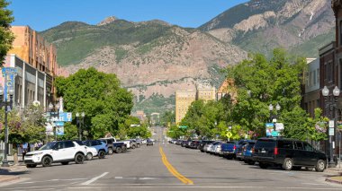 Ogden, Utah, ABD - 27 Mayıs 2025: Ogden 'in tarihi 25. Cadde' sine bakan manzara