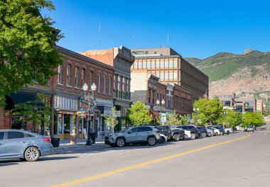 Ogden, Utah, ABD - 27 Mayıs 2025: Ogden 'in tarihi 25. Cadde' sindeki dükkan ve restoranların önüne park edilmiş arabalar