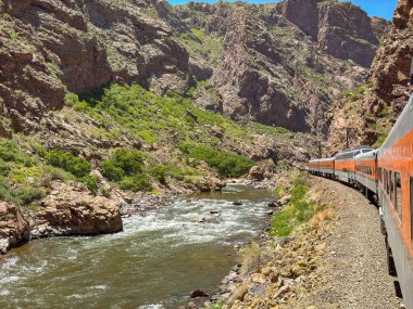Canon City, Colorado, ABD - 22 Mayıs 2025: Arkansas Nehri boyunca uzanan Royal Gorge Demiryolu üzerindeki bir trenin manzarası