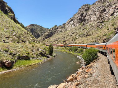 Canon City, Colorado, ABD - 22 Mayıs 2025: Arkansas Nehri boyunca uzanan Royal Gorge Demiryolu üzerindeki bir trenin manzarası