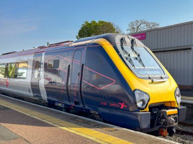 Paignton, Devon, İngiltere, İngiltere - 24 Nisan 2025: Paignton Tren İstasyonu 'nda Cross Country tarafından işletilen 221 sınıfı dizel tren.