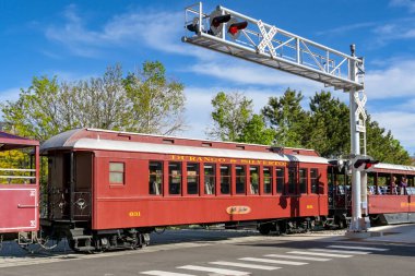 Durango, Colorado, ABD - 23 Mayıs 2025: Durango ve Silverton dar ölçü trenleri Durango 'nun merkezindeki istasyondan ayrılıyor.