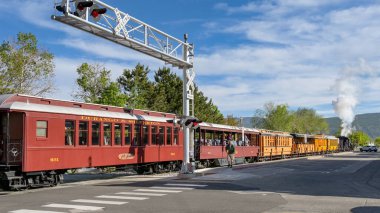 Durango, Colorado, ABD - 23 Mayıs 2025: Durango ve Silverton dar ölçü trenleri Durango 'nun merkezindeki istasyondan ayrılıyor.