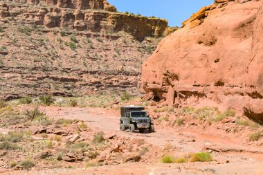 Moab, Utah, ABD - 25 Mayıs 2025: Moab 'ın kenar mahallelerinde engebeli arazide giden arazi aracı