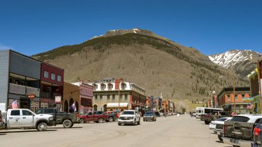 Silverton, Colorado, ABD - 23 Mayıs 2025: Silverton ana caddesinin panoramik manzarası