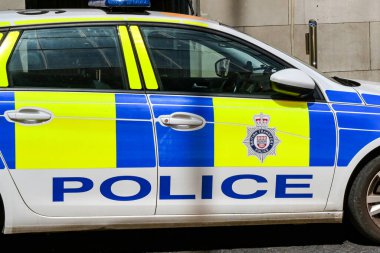 Londra, İngiltere, İngiltere - 4 Temmuz 2025: İngiliz Ulaştırma Polisi rozetini gösteren bir polis aracının yan görüntüsü