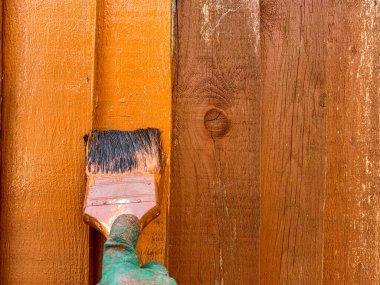Karaçam laparotomi panellerinden yapılmış ahşap çit kahverengi koruyucu çit boyasıyla boyanmış.