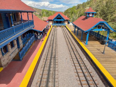 Manitou Springs, Colorado, ABD - 21 Mayıs 2025: Manitou ve Pike 's Peak Cog tren yolu üzerindeki üs istasyonu