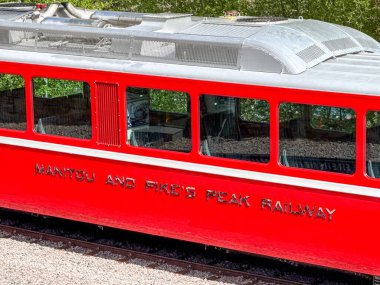 Manitou Springs, Colorado, ABD - 21 Mayıs 2025: Manitou ve Pike 's Peak Cog tren yolu üzerinde bir vagonun yanına imza atın
