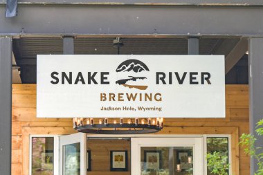 Jackson Hole, Wyoming, ABD - 27 Mayıs 2025: Jackson şehir merkezindeki Snake River Bira Fabrikasının girişinin dış görüntüsü.