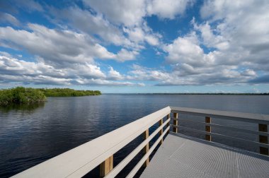 Güneşli bir sonbahar öğleden sonrasında Florida, Everglades Ulusal Parkı 'ndaki West Lake' te tahta kaldırım..
