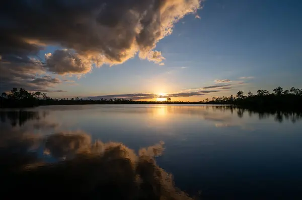 Nuvens Coloridas Pôr Sol Refletidas Água Calma Lago Pine Glades — Fotografia de Stock