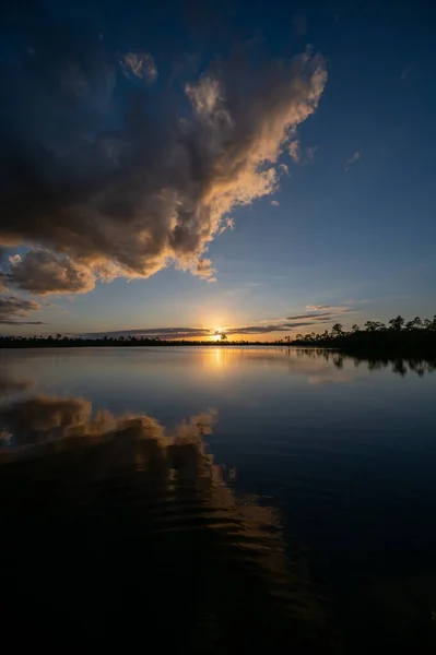 Яскравий Захід Сонця Відбивається Спокійній Воді Озера Пайн Глейдс Національному — стокове фото