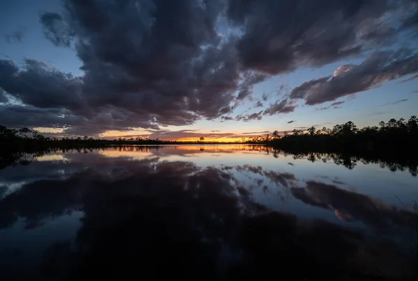 Πολύχρωμο Ηλιοβασίλεμα Cloudscape Αντανακλάται Ήρεμα Νερά Της Λίμνης Pine Glades — Φωτογραφία Αρχείου
