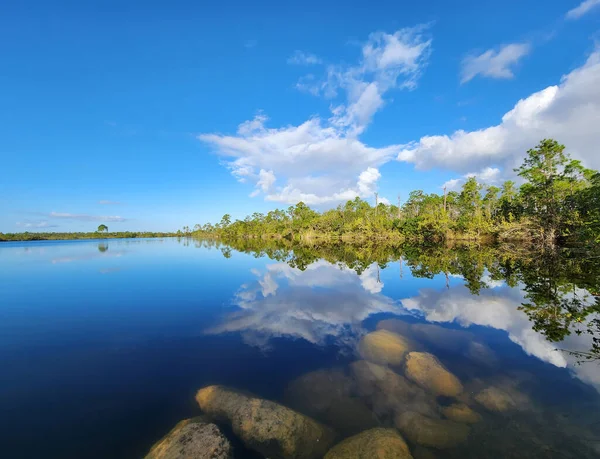 Beau Paysage Nuageux Automne Sur Lac Pine Glades Dans Parc — Photo