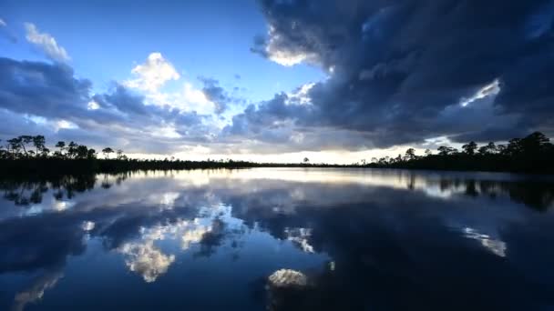 Timelapse Del Paisaje Nublado Puesta Sol Activa Sobre Lago Pine — Vídeos de Stock