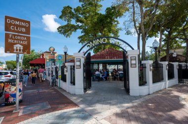 Miami, Florida - 11-26-2022 - Turistler ve Kübalı yaşlılar güneşli bir sonbahar öğleden sonrasında Küçük Havana 'da Calle Ocho' daki Domino Park 'ta kaynaşıyorlar..