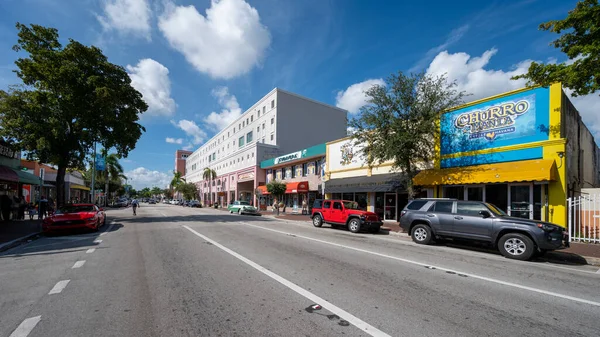 Miami, Florida - 11-26-2022 - Calle Ocho - 8. Cadde - Küçük Havana Mahallesi 'nde güneşli bir sonbahar öğleden sonrası.