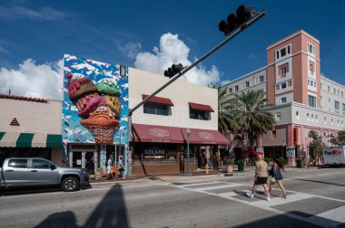 Miami, Florida - 11-26-2022 - Calle Ocho - 8. Cadde - Küçük Havana Mahallesi 'nde güneşli bir sonbahar öğleden sonrası.