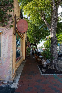 Miami, Florida - 11-26-2022 - Calle Ocho - 8. Cadde - Küçük Havana Mahallesi 'nde güneşli bir sonbahar öğleden sonrası.