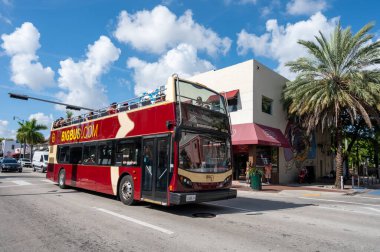 Miami, Florida - 11-26-2022 - Küçük Havana Mahallesi Calle Ocho 'daki tur otobüsü güneşli sonbahar öğleden sonra.