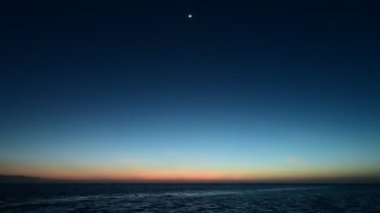 Ay 'ın, Jüpiter' in, Venüs 'ün ve yıldızların, Everglades Ulusal Parkı, Florida 4K' daki Orta Burun Sable açıklarında Meksika Körfezi 'nde batışları..