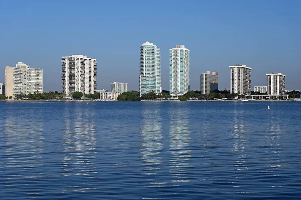 Torres Residenciais Refletidas Água Calma Baía Biscayne Miami Flórida Manhã — Fotografia de Stock