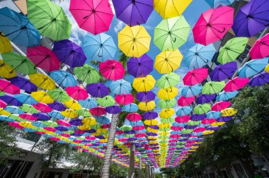 Doral, Florida - 9 Nisan 2023 Doral CityPlace Bulvarı üzerinde güneşli Pazar sabahı asılı renkli şemsiyeler.