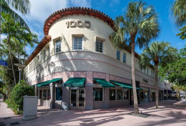 Miami Beach, Florida - 1 Nisan 2023 - Güneşli Nisan sabahı Florida 'da Lincoln Road Mall' daki Art Deco binaları.