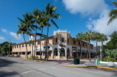 Miami Beach, Florida - 1 Nisan 2023 - Güneşli Nisan sabahı Lincoln Yolu ve Pennsylvania Bulvarı 'nın köşesindeki Art Deco binası.