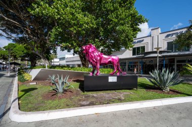 Miami Beach, Florida - 1 Nisan 2023 - Richard Orlinski 'nin renkli sanat heykeli güneşli Nisan sabahı Lincoln Road Mall' da.